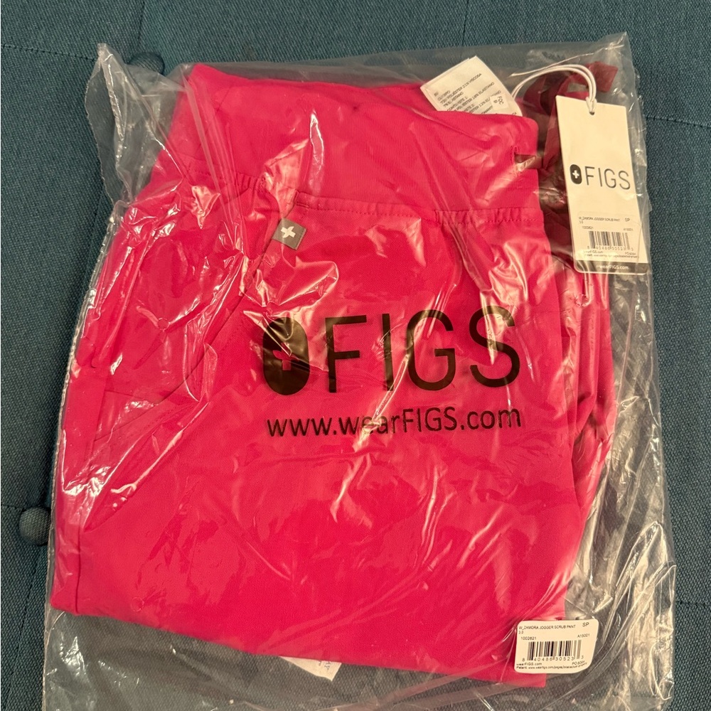 FIGS WOMENS ZAMORA SCRUB JOGGERS IN SHOCKING PINK SMALL PETITE